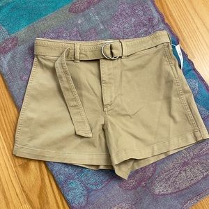 NWT Women’s Gap Khaki shorts. Size 6 Petite
